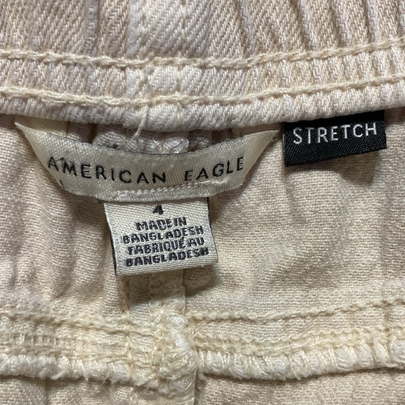 American Eagle size 4 stretch cream denim roll hem shorts EUC 11182 - Picture 5 of 6